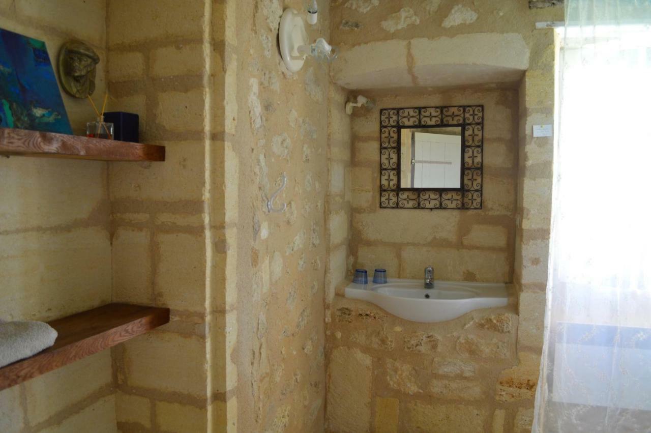 Le Prieure Saint-Pey-de-Castets Bagian luar foto