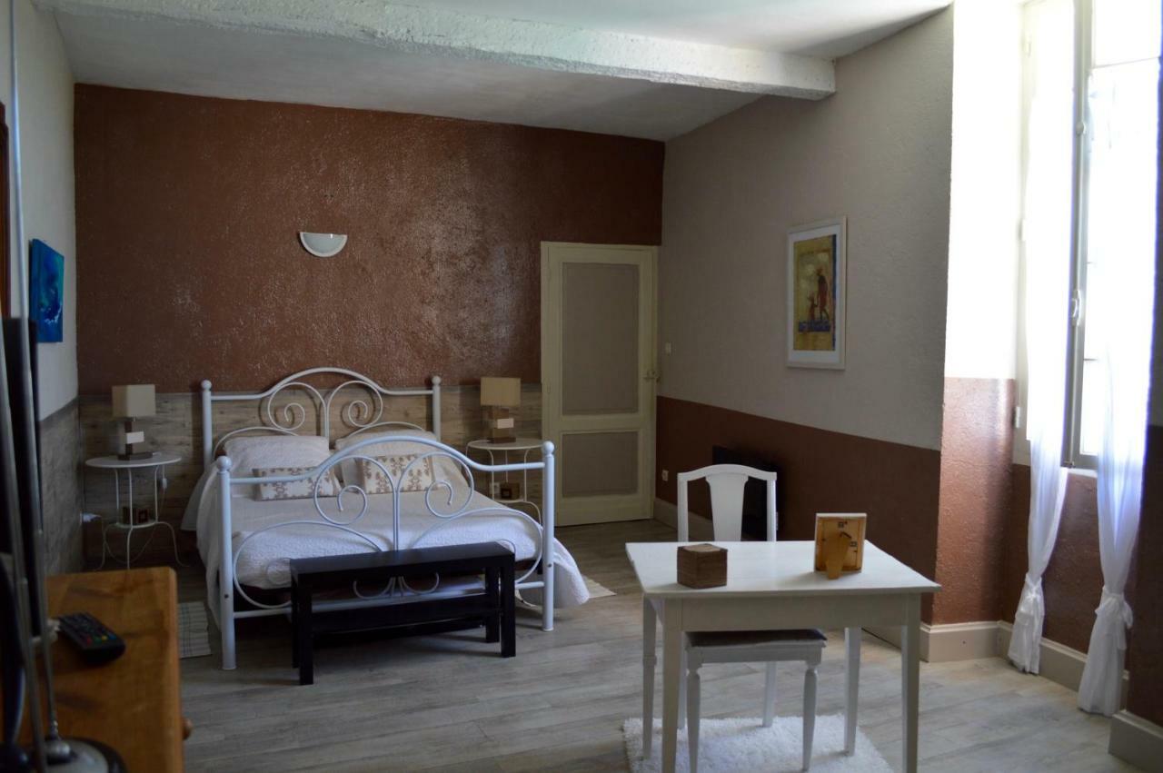 Le Prieure Saint-Pey-de-Castets Bagian luar foto