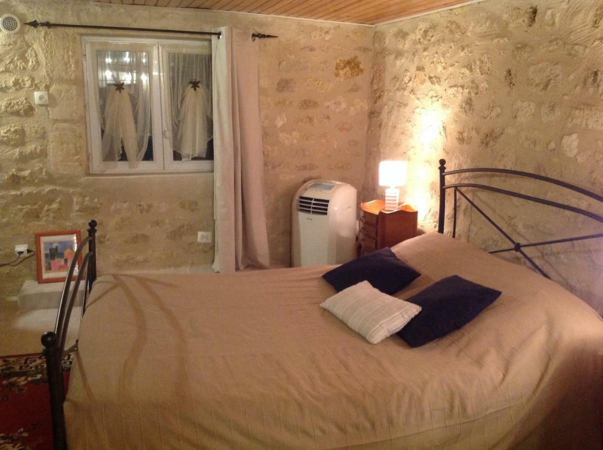 Le Prieure Saint-Pey-de-Castets Bagian luar foto